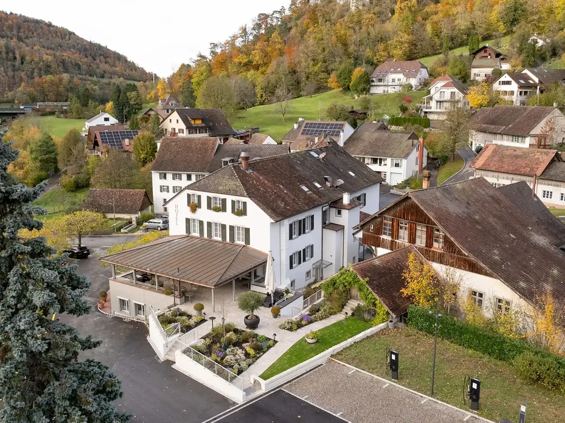 Hotel Bad Eptingen eingebettet in die ländliche Umgebung von Eptingen mit Blick auf das Dorf