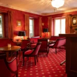 Stilvolle rote Bar im Hotel Bad Eptingen mit warmem Licht und klassischem Ambiente