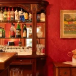 Eleganter rote Bar im Hotel Bad Eptingen fuer Apéros, Gespräche und entspannte Stunden