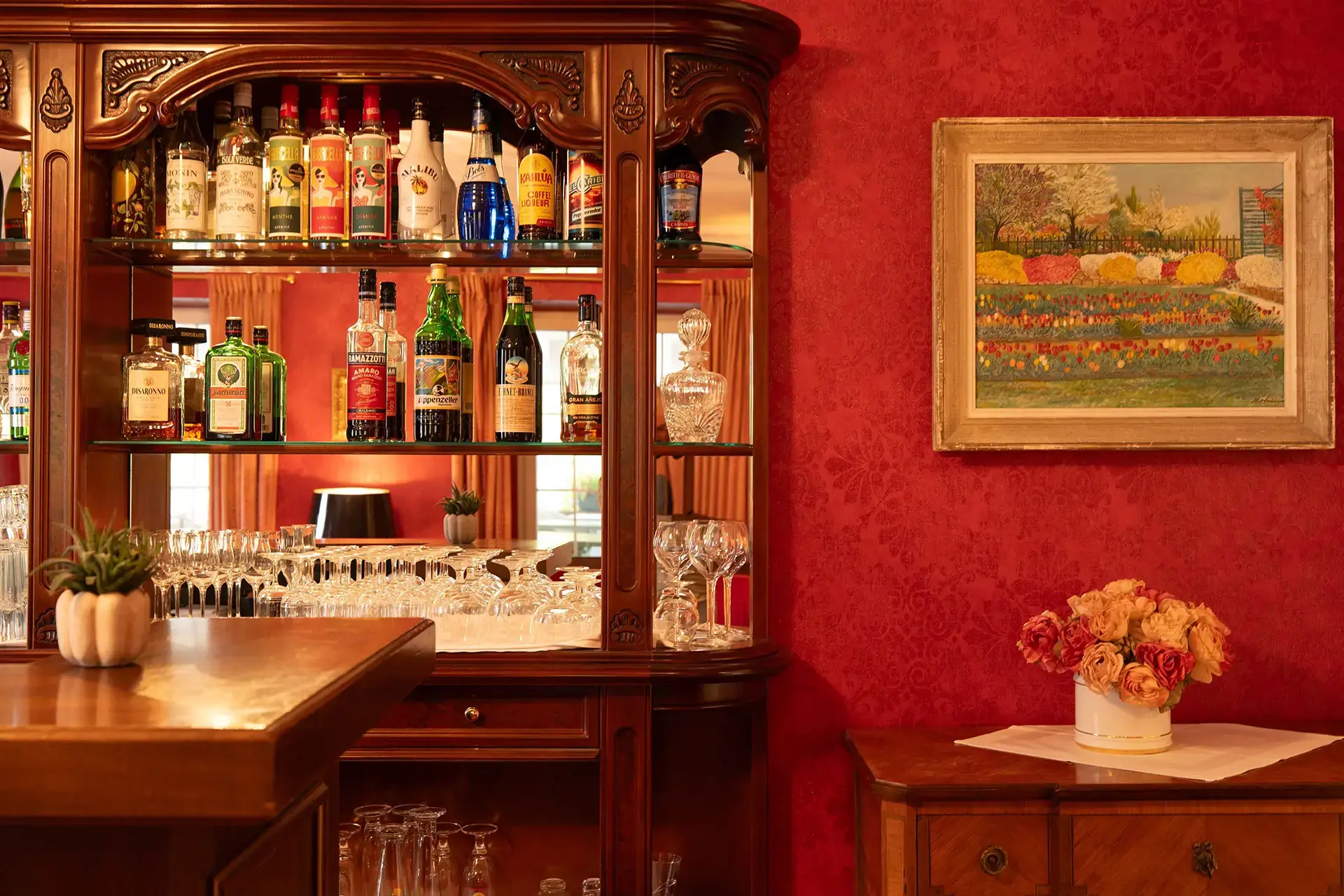 Eleganter rote Bar im Hotel Bad Eptingen fuer Apéros, Gespräche und entspannte Stunden