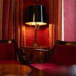 Rote Bar im Hotel Bad Eptingen mit klassischem Mobiliar und gemuetlicher Lounge-Atmosphaere