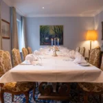 Festlich gedeckter Saal im Hotel Bad Eptingen mit Kerzen und ruhiger Atmosphaere