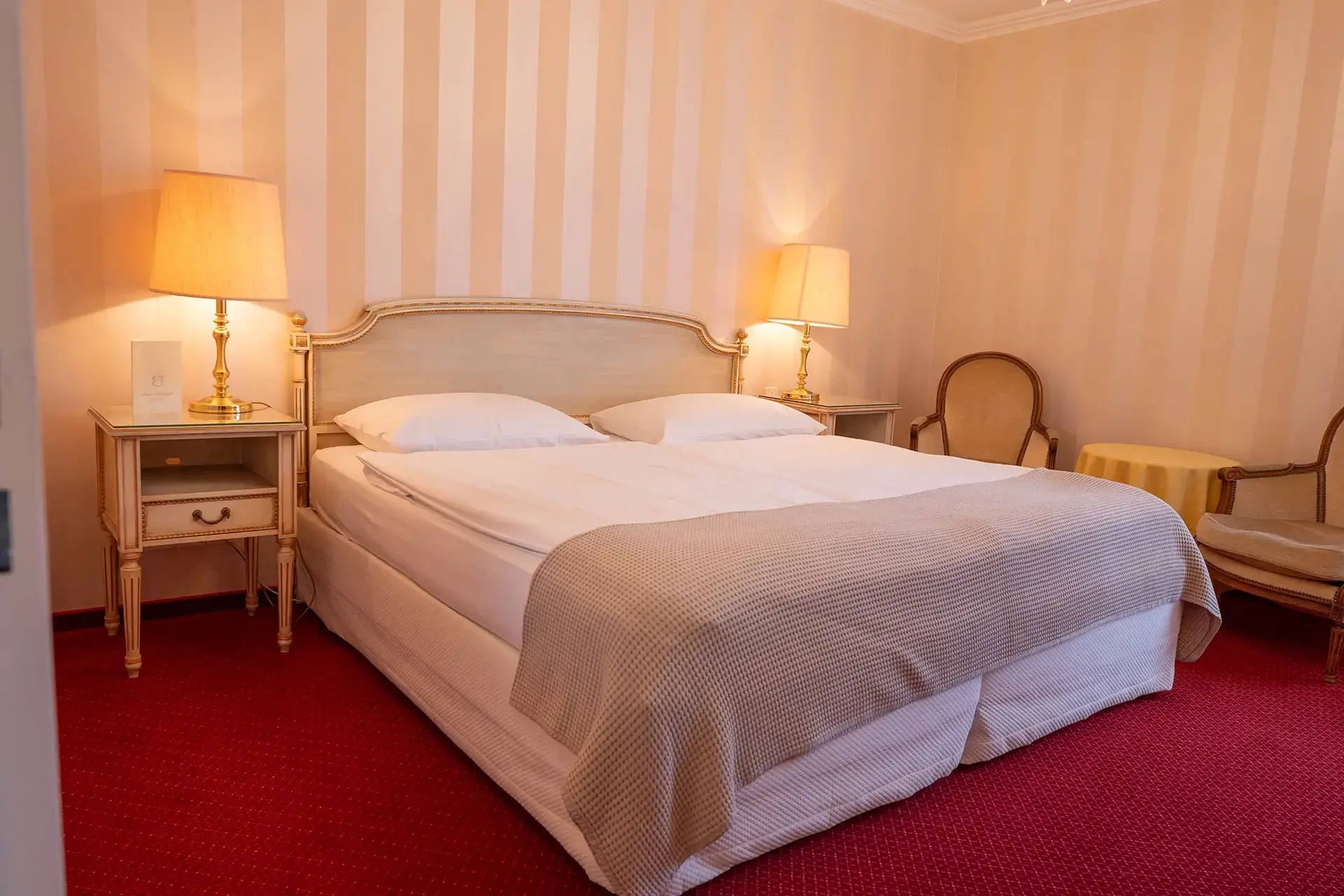 Nachttisch mit Lampe im Hotelzimmer des Hotel Bad Eptingen