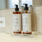 Detailansicht von Pflegeprodukten im Badezimmer des Hotel Bad Eptingen