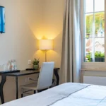 Helles Hotelzimmer im Hotel Bad Eptingen mit Arbeitsplatz und Fenster