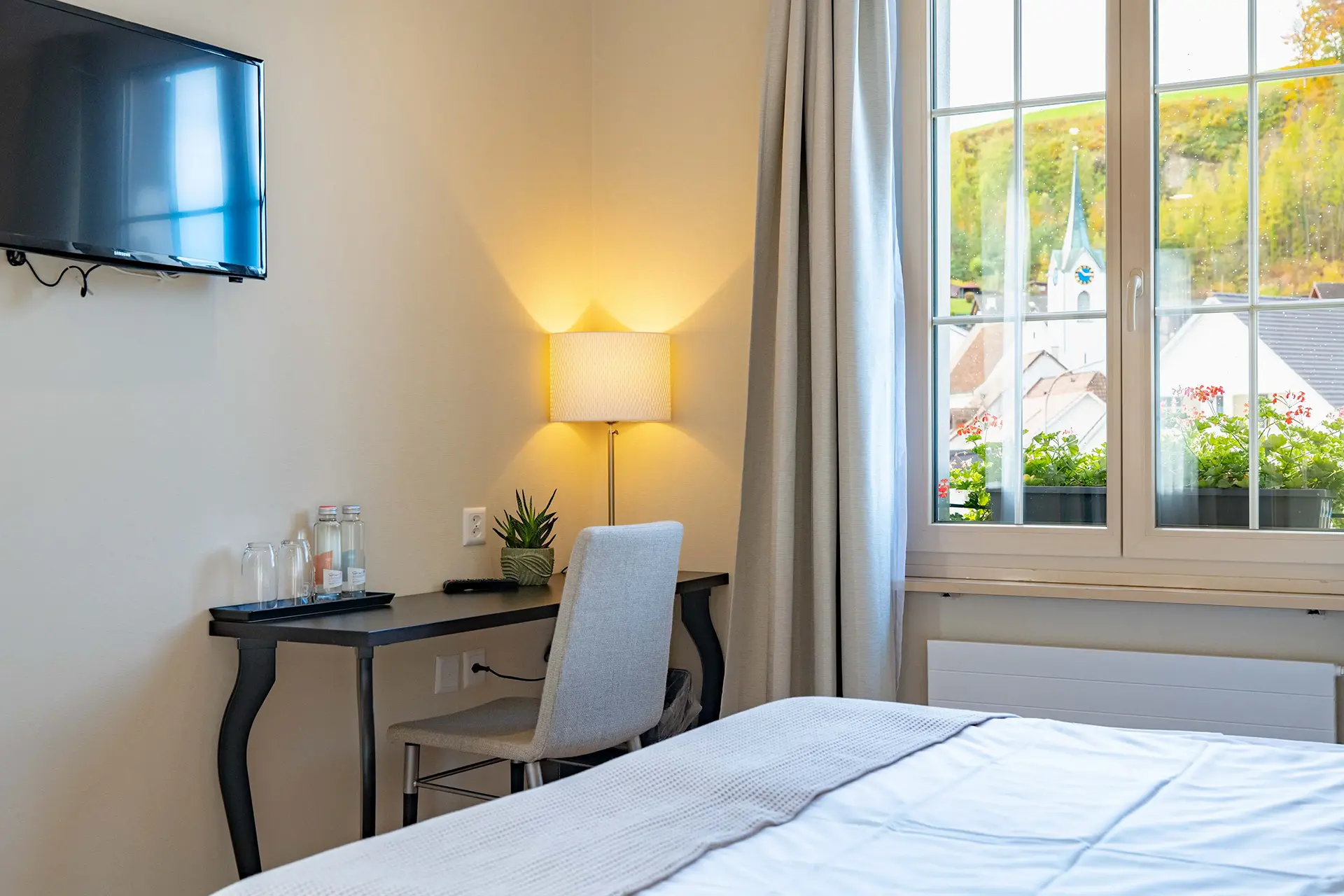 Helles Hotelzimmer im Hotel Bad Eptingen mit Arbeitsplatz und Fenster