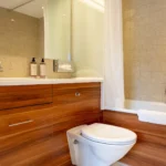 Modernes Badezimmer im Hotel Bad Eptingen mit Holzmoebel und Dusche