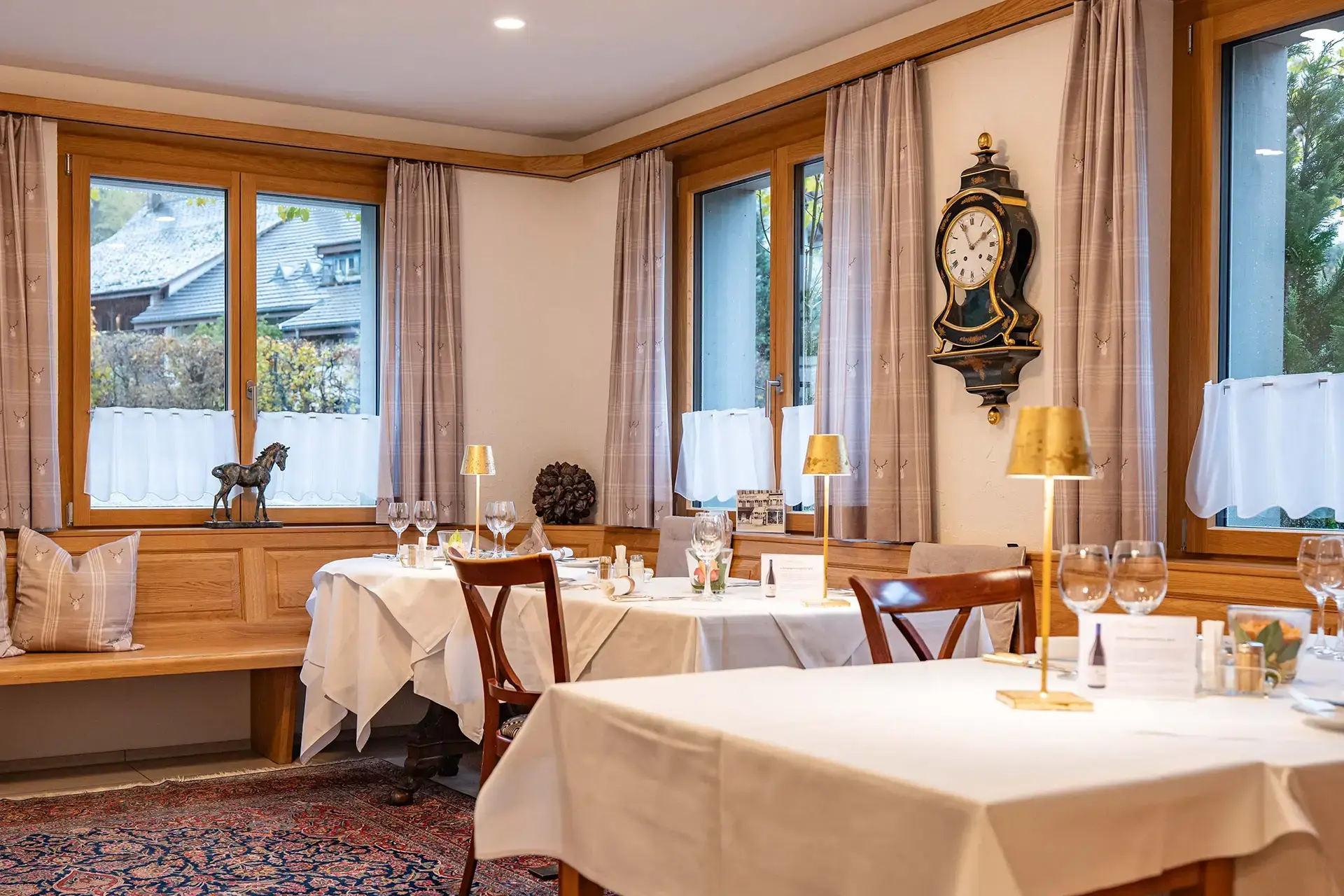 Grosszügiger Veranstaltungssaal im Hotel Bad Eptingen mit klassischem Interieur