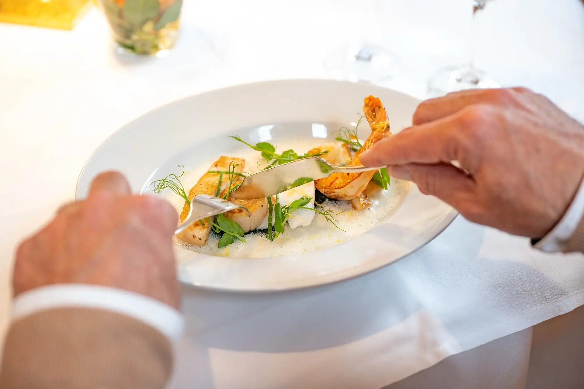 Fein angerichtetes Hauptgericht mit frischen Zutaten im Restaurant Hotel Bad Eptingen