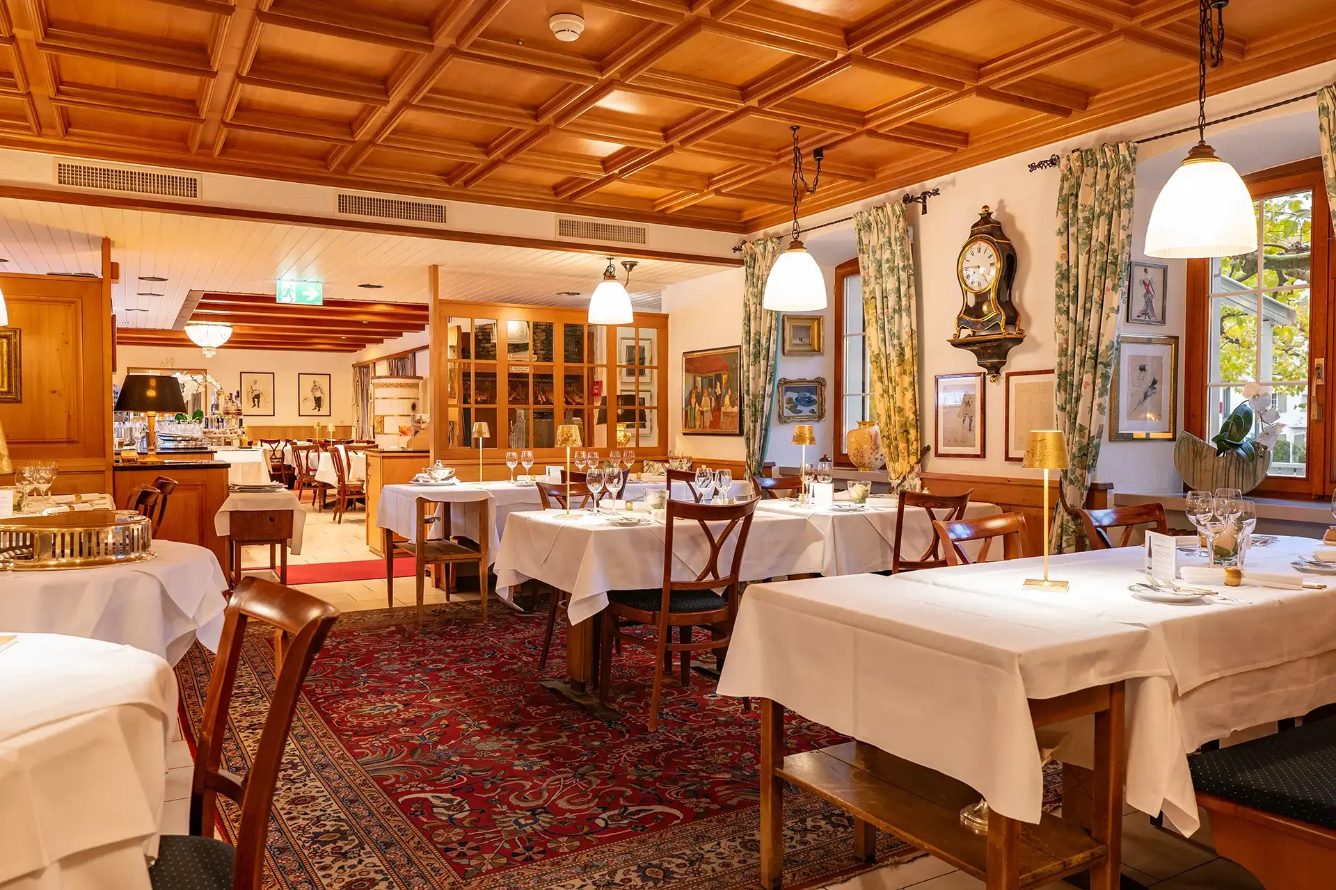 Grosszügiger Saal im Hotel Bad Eptingen mit klassischem Ambiente und gedeckten Tafeln
