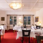 Grosser Festsaal im Hotel Bad Eptingen mit eingedeckten Tischen
