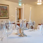 Stillleben mit Weinglaesern und Tischlampe im Hotel Bad Eptingen