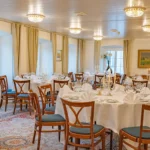 Restaurantbereich im Hotel Bad Eptingen mit klassischer Tischdekoration