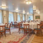 Gedeckter Tisch im Restaurant des Hotel Bad Eptingen mit Weinglaesern