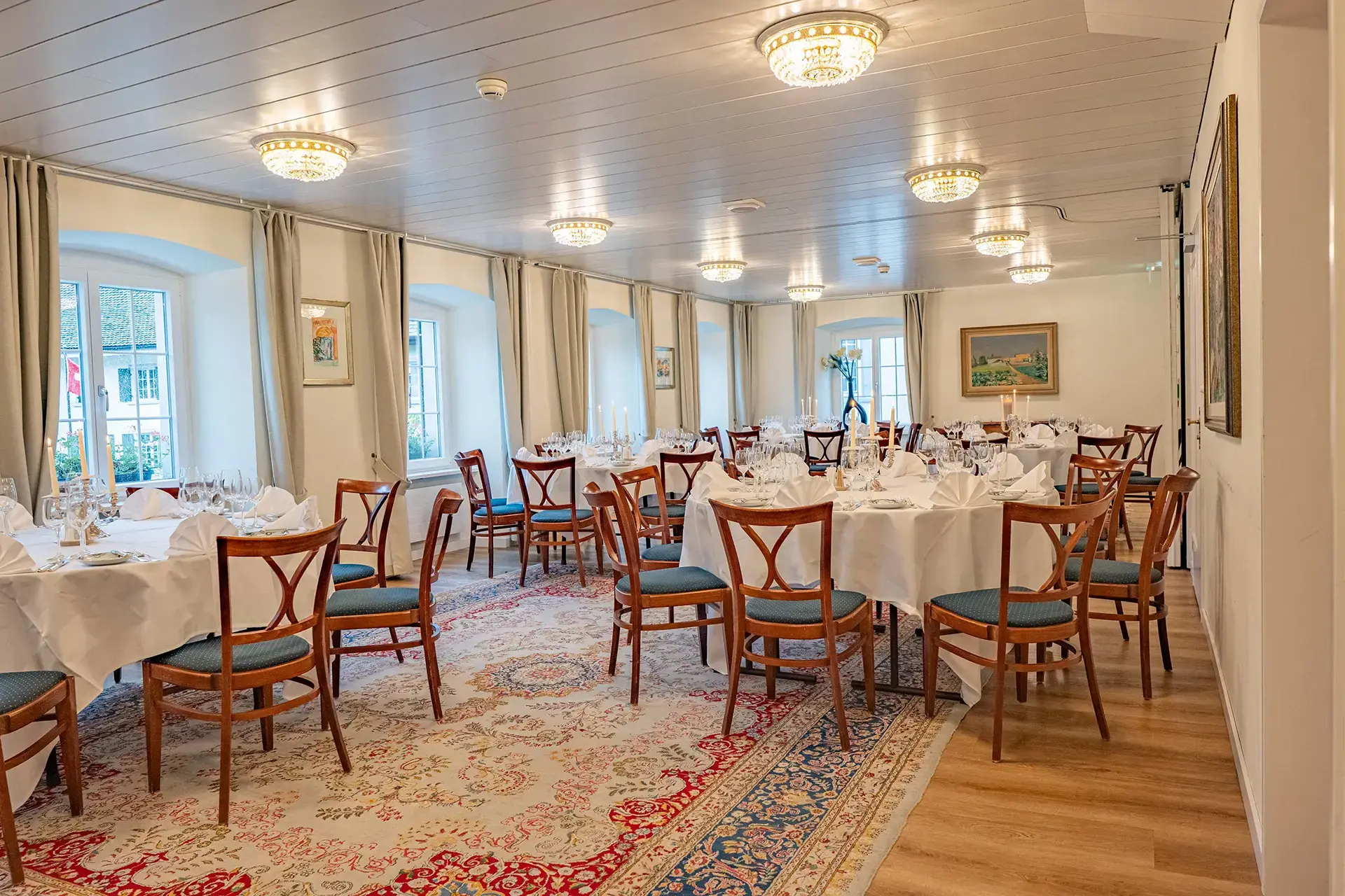 Gedeckter Tisch im Restaurant des Hotel Bad Eptingen mit Weinglaesern