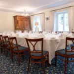 Heller Speisesaal im Hotel Bad Eptingen mit eingedeckten Tischen