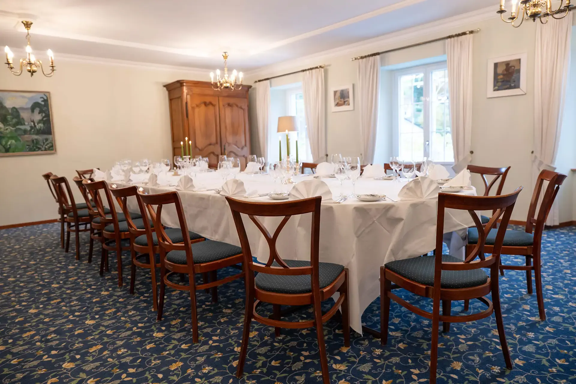 Heller Speisesaal im Hotel Bad Eptingen mit eingedeckten Tischen