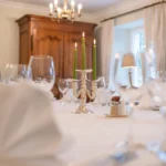 Gedeckter Tisch im Restaurant des Hotel Bad Eptingen mit Weinglaesern