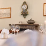 Stillleben mit Weinglaesern und Tischlampe im Hotel Bad Eptingen