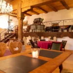 Gedeckter Tisch mit Kerze im Restaurant des Hotel Bad Eptingen