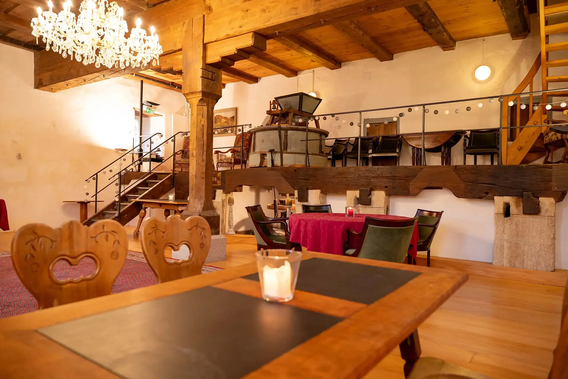 Gedeckter Tisch mit Kerze im Restaurant des Hotel Bad Eptingen