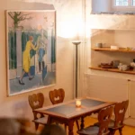 Dekoratives Detail im Restaurant des Hotel Bad Eptingen mit warmem Licht