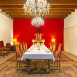 Historischer Saal im Hotel Bad Eptingen mit rotem Teppich und eleganter Bestuhlung