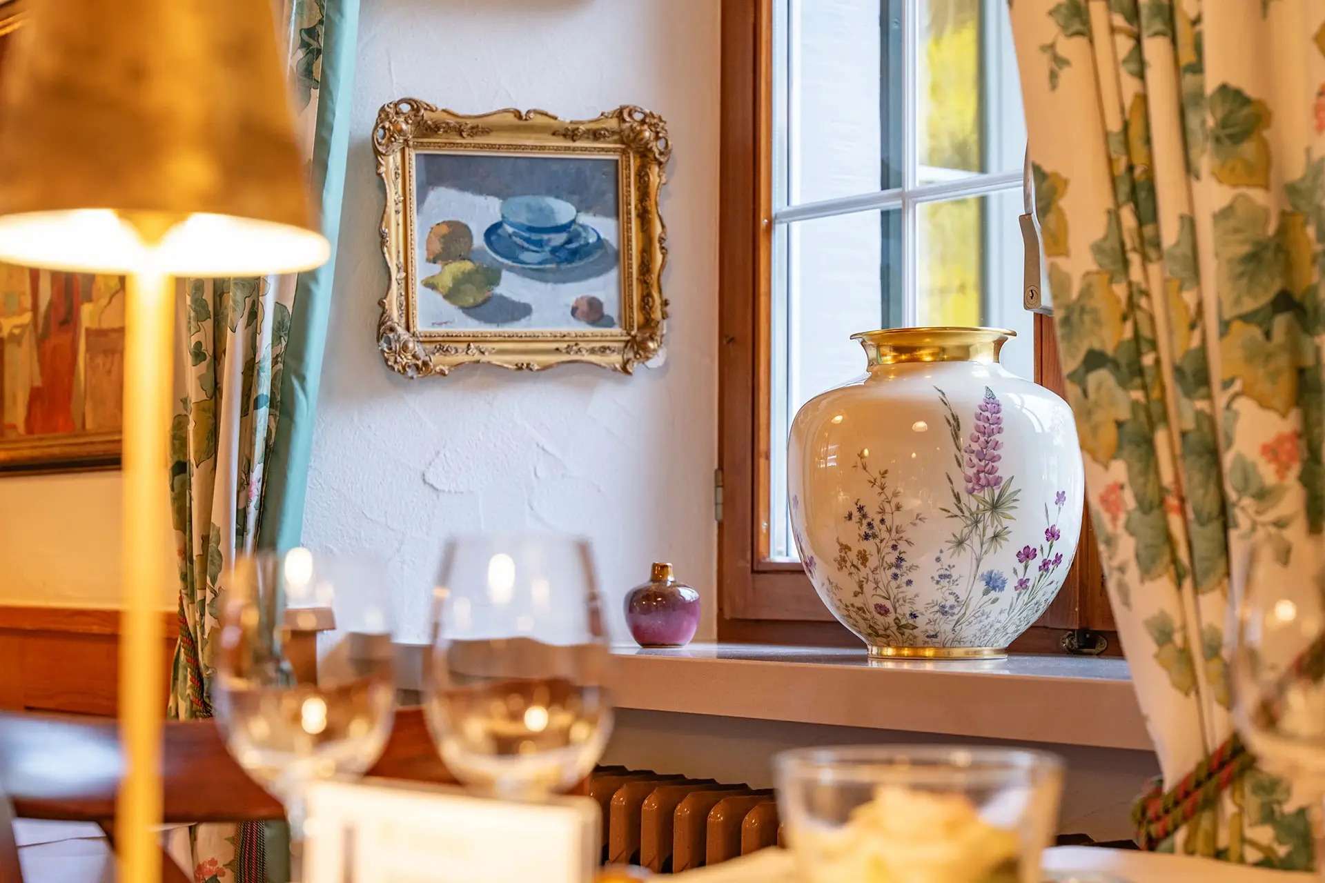 Eleganter Restaurantbereich im Hotel Bad Eptingen mit Kerzenlicht und Tischdekoration