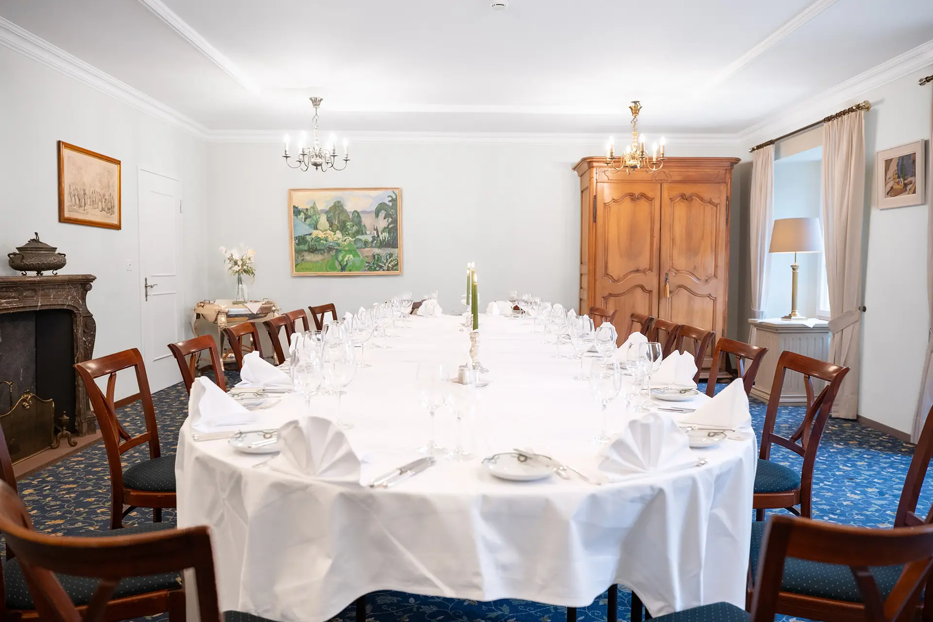 Bestuhlter Bankettsaal für festliche Anlaesse